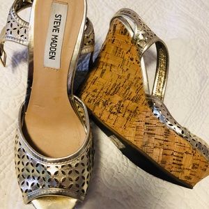 STEVE MADDEN - Gold Laser Cut Wedges